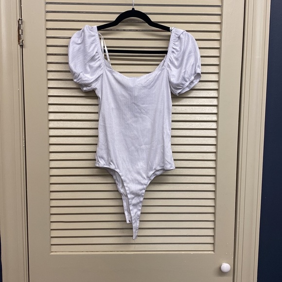 Wild Fable white bodysuit in size Medium - Picture 2 of 2